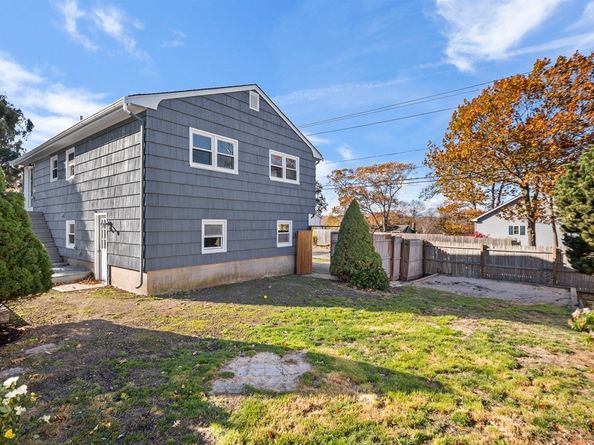 27 Hodgkins Rd, Rockport MA 01966