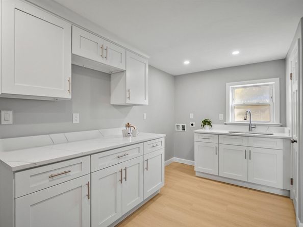 27 Hodgkins Rd, Rockport MA 01966