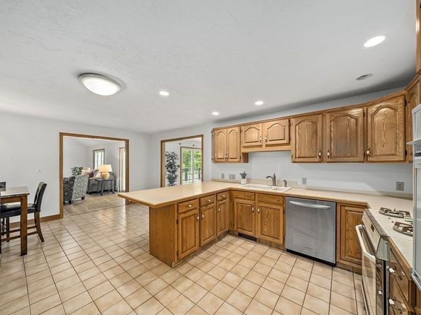 15 Kensington Dr, Canton MA 02021