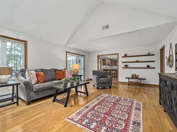 15 Kensington Dr, Canton MA 02021