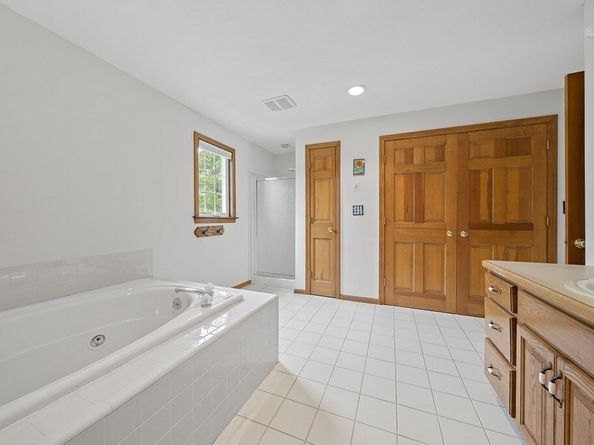 15 Kensington Dr, Canton MA 02021