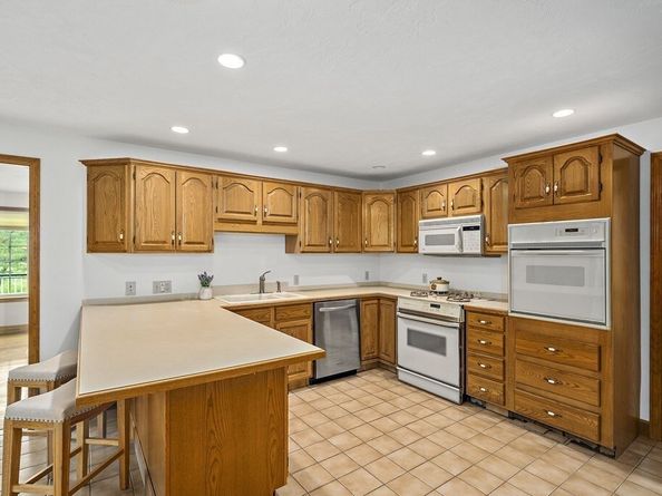 15 Kensington Dr, Canton MA 02021