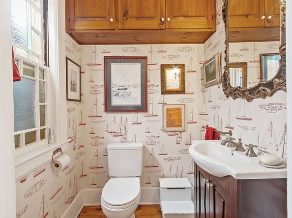 29 High St, Marblehead MA 01945