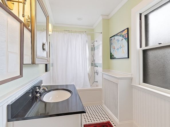 29 High St, Marblehead MA 01945