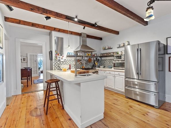 29 High St, Marblehead MA 01945