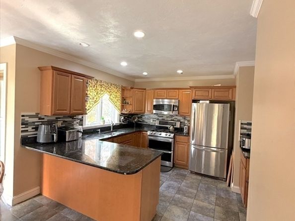 6 White Ln, Middleton MA 01949