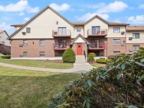 1 Royal Crest Dr 3, Randolph MA 02368