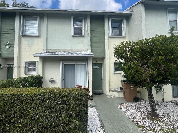 775 Crystal Lake Dr, Deerfield Beach FL 33064