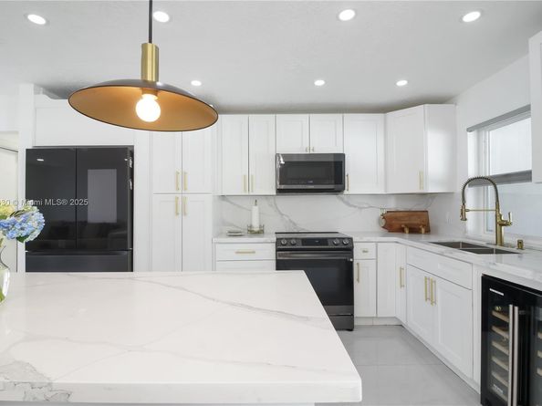 7829 NW 3rd Pl, Margate FL 33063