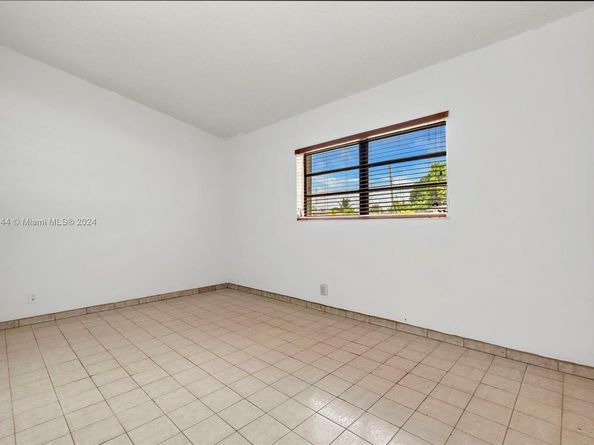 4296 E 9th Ln, Hialeah FL 33013
