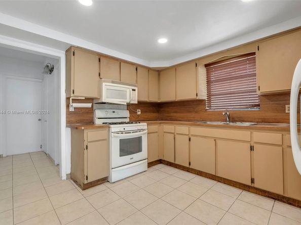 4296 E 9th Ln, Hialeah FL 33013