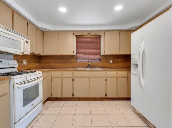 4296 E 9th Ln, Hialeah FL 33013