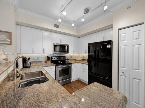 2421 NE 65th St 211, Fort Lauderdale FL 33308