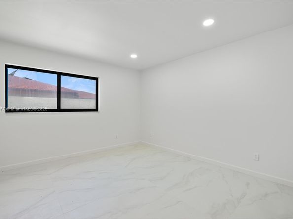 2415 NE 35th Dr, Fort Lauderdale FL 33308