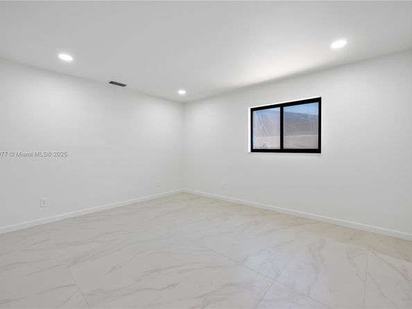 2415 NE 35th Dr, Fort Lauderdale FL 33308