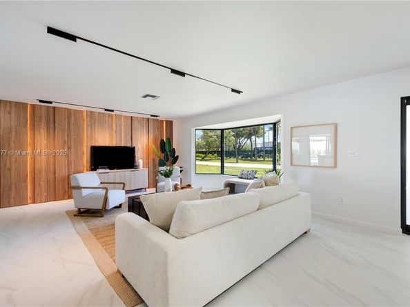 2415 NE 35th Dr, Fort Lauderdale FL 33308