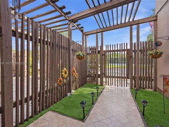 12399 NW 11th St, Pembroke Pines FL 33026