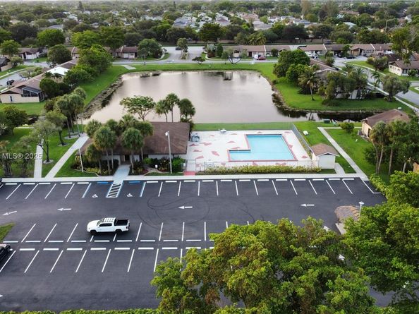 9410 S Meadows Cir, Miramar FL 33025