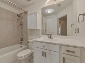6011 Woods Edge Cir 6011, Riviera Beach FL 33410