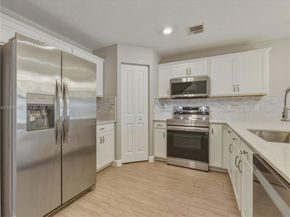 6011 Woods Edge Cir 6011, Riviera Beach FL 33410