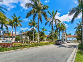 6011 Woods Edge Cir 6011, Riviera Beach FL 33410