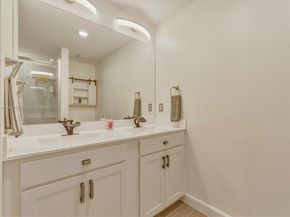 6011 Woods Edge Cir 6011, Riviera Beach FL 33410