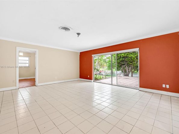 6750 White Oak Dr, Miami Lakes FL 33014