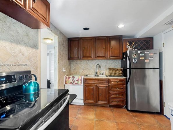 2841 NE 163rd St 803, North Miami Beach FL 33160