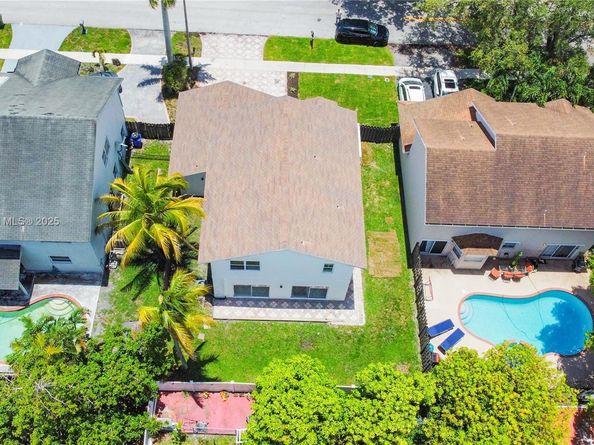 9741 SW 12th St, Pembroke Pines FL 33025