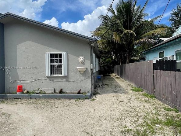 1143 NW 27th St, Miami FL 33127