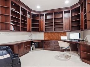 1646 Victoria Pointe Ln, Weston FL 33327