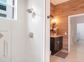 1646 Victoria Pointe Ln, Weston FL 33327