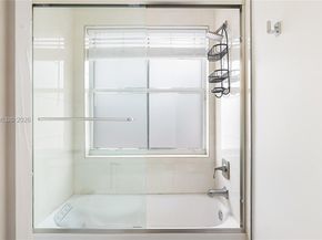 1646 Victoria Pointe Ln, Weston FL 33327