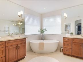 1646 Victoria Pointe Ln, Weston FL 33327