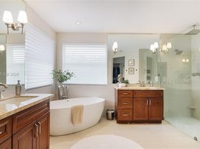 1646 Victoria Pointe Ln, Weston FL 33327