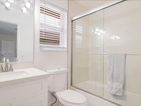 1646 Victoria Pointe Ln, Weston FL 33327