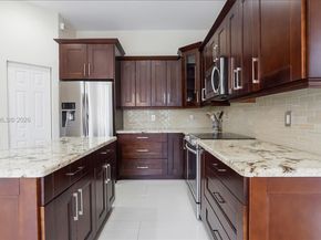 1646 Victoria Pointe Ln, Weston FL 33327