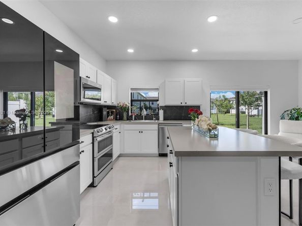 617 SW 11th St, Florida City FL 33034