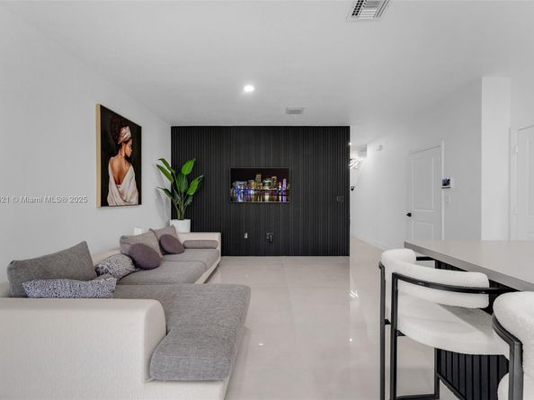 617 SW 11th St, Florida City FL 33034