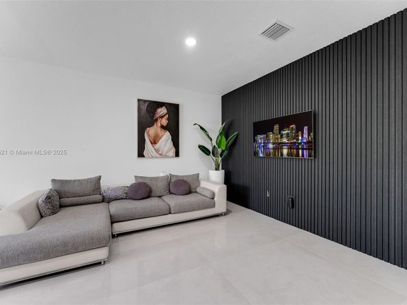 617 SW 11th St, Florida City FL 33034