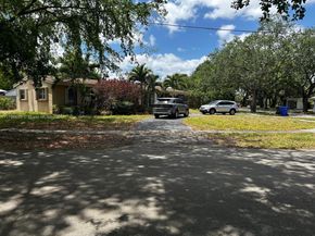 5718 Monroe St, Hollywood FL 33023