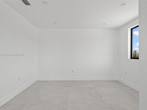 1271 NW 38th St, Miami FL 33142