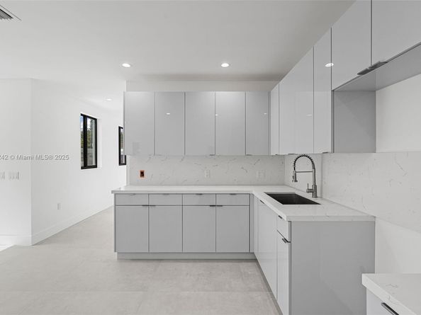 1271 NW 38th St, Miami FL 33142