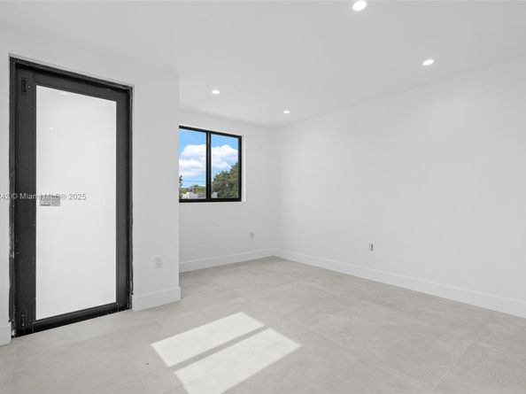 1271 NW 38th St, Miami FL 33142