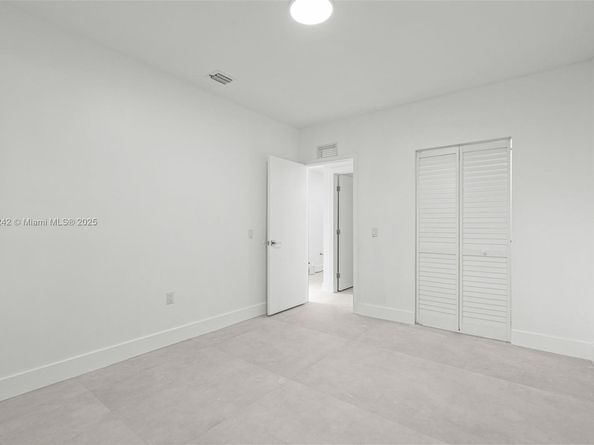 1271 NW 38th St, Miami FL 33142