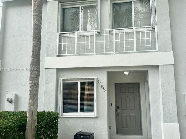 20845 NW 3rd Ct, Pembroke Pines FL 33029