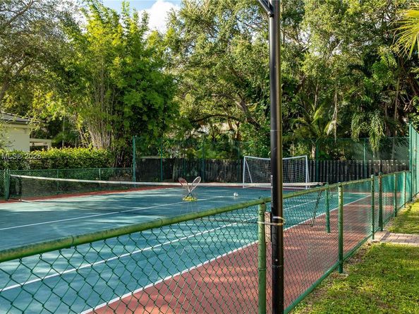 8111 SW 183rd St, Palmetto Bay FL 33157