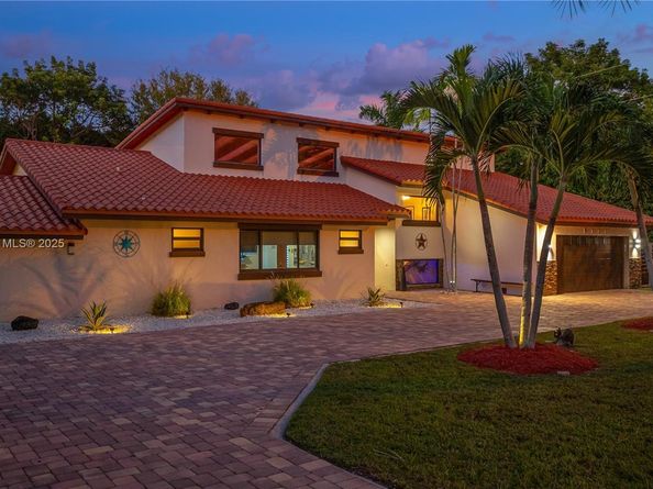 8111 SW 183rd St, Palmetto Bay FL 33157