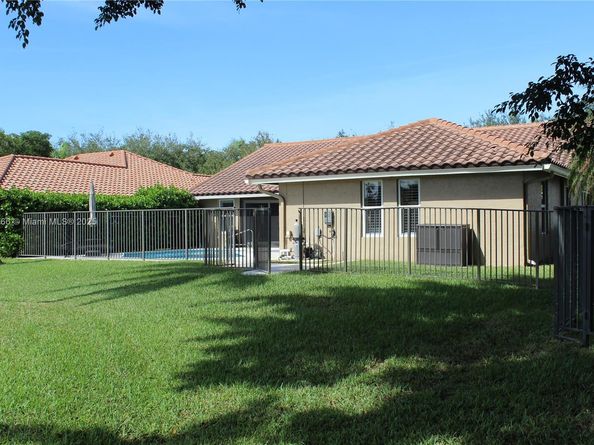 940 Lakewood Ct, Weston FL 33326