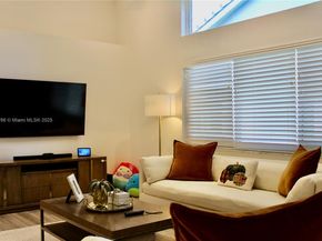 940 Lakewood Ct, Weston FL 33326